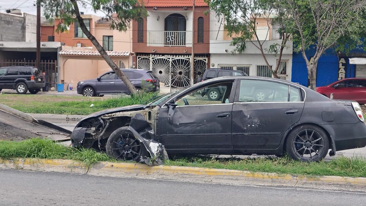 El automóvil, un Nissan Áltima de color negro, circulaba hacia el poniente.| Agustín Martínez