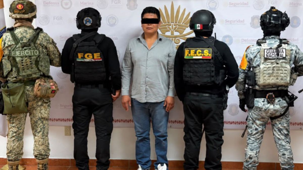 Detienen a un funcionario y un policía municipal en Taxco, Guerrero. | FGE Gro