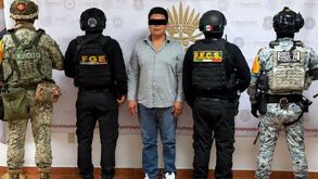 Detienen a un funcionario y un policía municipal en Taxco, Guerrero. | FGE Gro