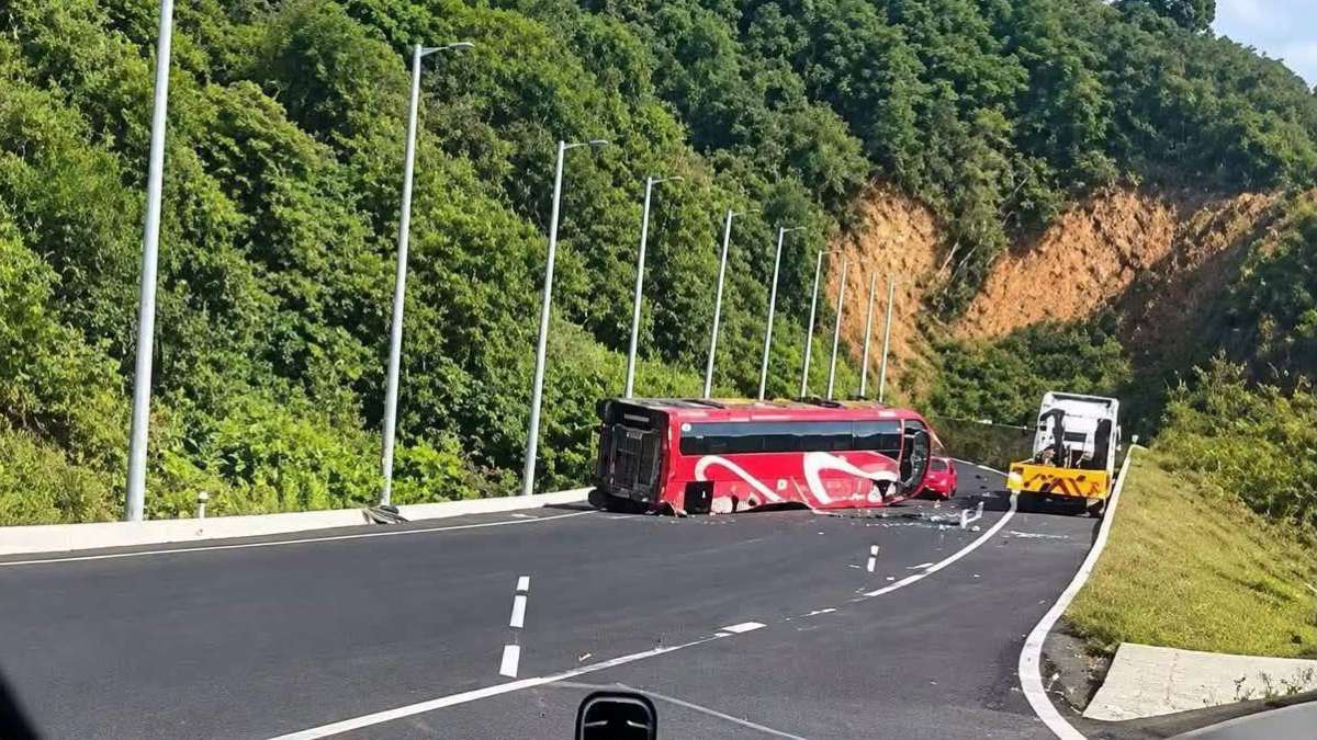 Una falla en el sistema de frenos provocó que un autobús con 42 pasajeros se quedara sin frenos |