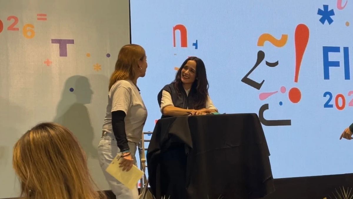 La intérprete dedicó tiempo a sus admiradores durante una sesión de firma de libros, en la que autografió 150 ejemplares.
