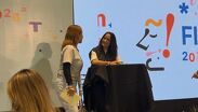 La intérprete dedicó tiempo a sus admiradores durante una sesión de firma de libros, en la que autografió 150 ejemplares.