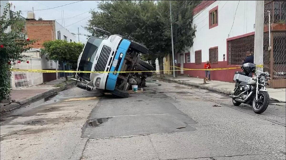 La caída del vehículo provocó el cierre total de la calle.