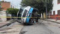 La caída del vehículo provocó el cierre total de la calle.