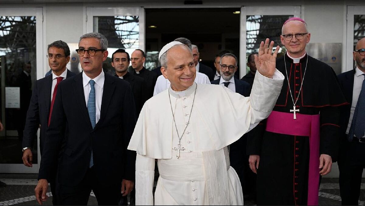 León XIV saluda a los fieles a las afueras del hospital. | Vatican Media