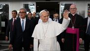 León XIV saluda a los fieles a las afueras del hospital. | Vatican Media