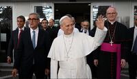 León XIV saluda a los fieles a las afueras del hospital. | Vatican Media