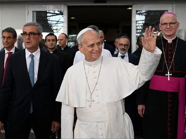 León XIV saluda a los fieles a las afueras del hospital. | Vatican Media