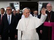 León XIV saluda a los fieles a las afueras del hospital. | Vatican Media
