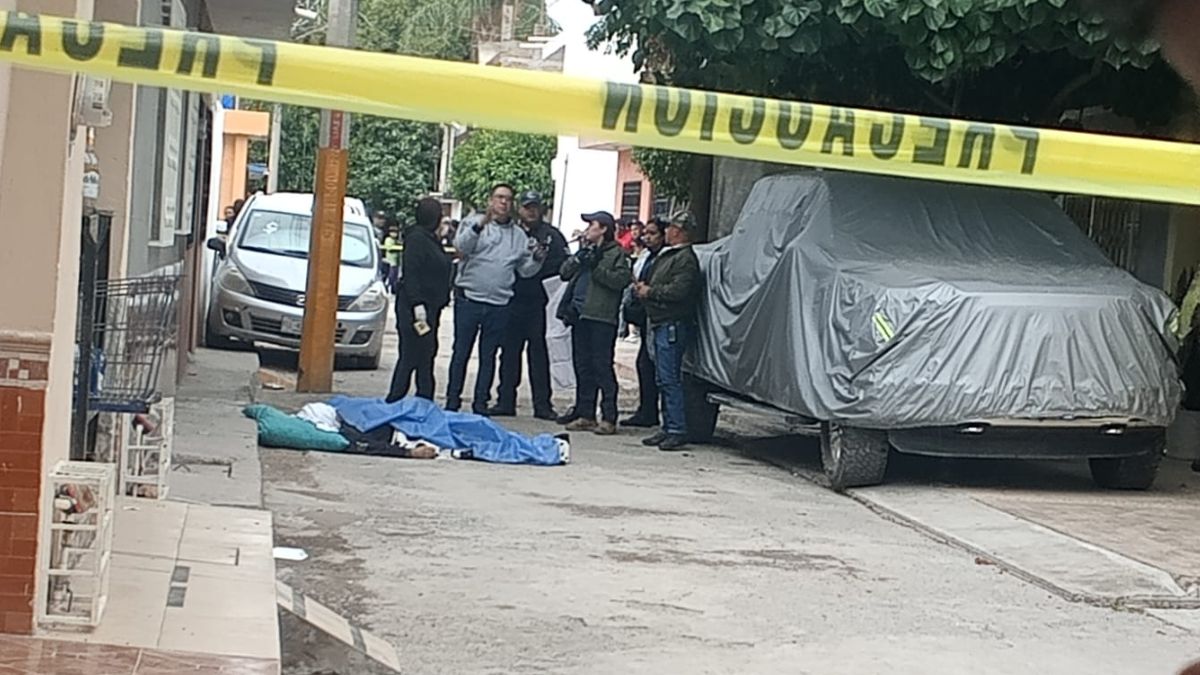 Paramédicos de la Cruz Roja y agentes de la Fiscalía acudieron a la calle Palomas para las diligencias correspondientes y el traslado al SEMEFO