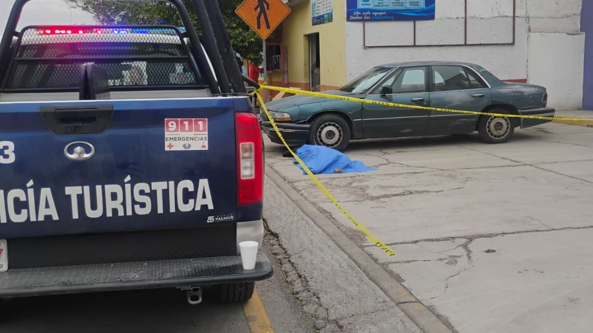 Paramédicos de la Cruz Roja y peritos de la Fiscalía acudieron a la colonia Margaritas para tomar conocimiento del deceso de Andrés Estrada.