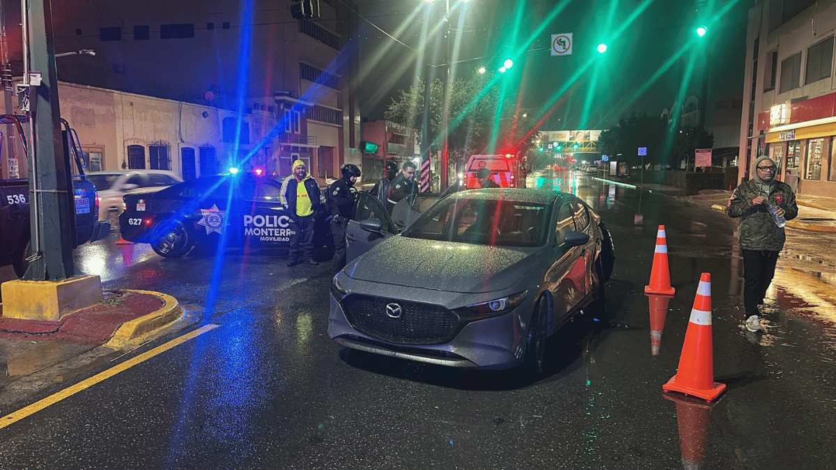 Patrulla se pasa alto y choca en el Centro de Monterrey