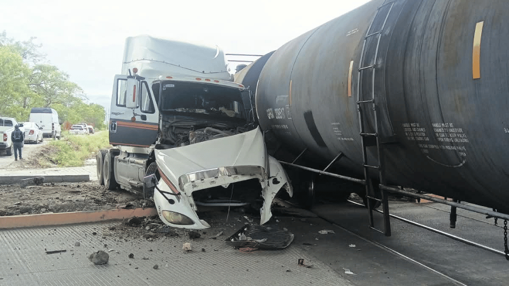 Tráiler intenta ganarle el paso al ferrocarril en Escobedo NL