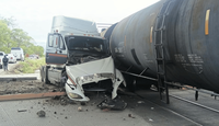 Tráiler intenta ganarle el paso al ferrocarril en Escobedo NL