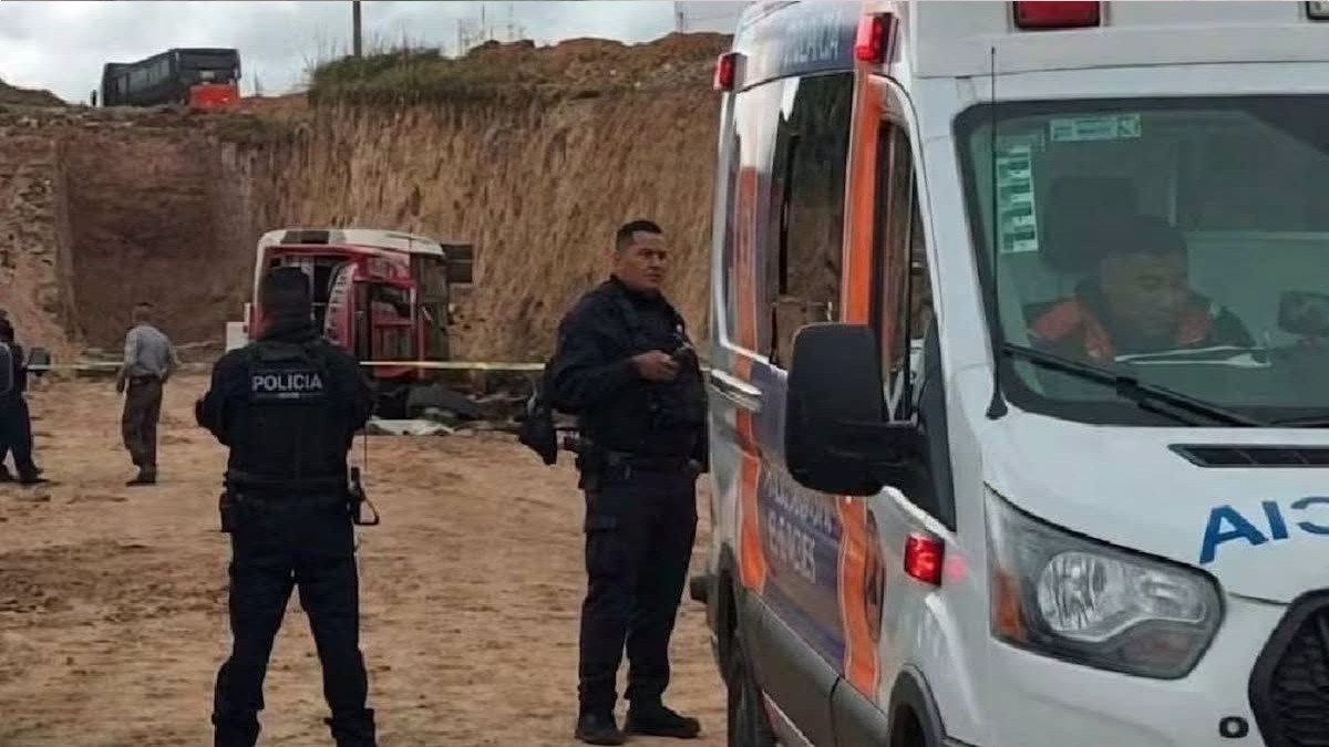 El accidente ocurrió cuando el conductor de un camión que transportaba a 25 personas cayó 8 metros a una zanja.