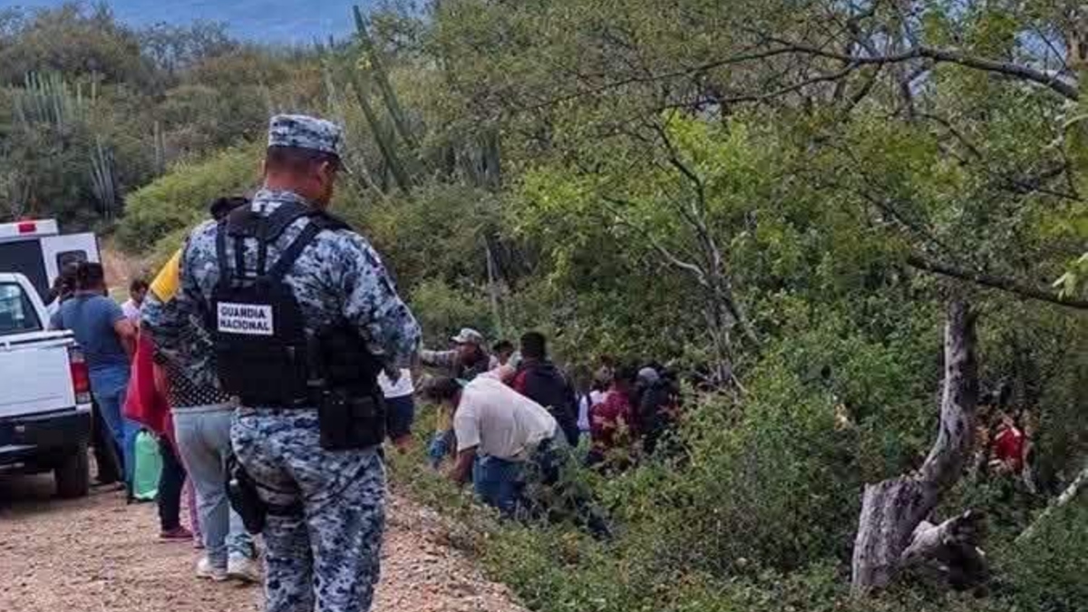 Autoridades atendieron la volcadura de una camioneta en Oaxaca, que dejó cinco muertos y tres heridos