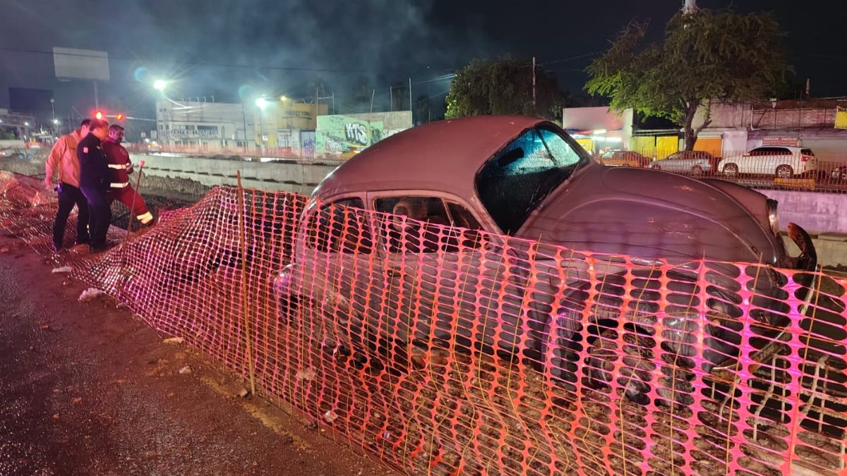 Bomberos y Cruz Roja atendieron la emergencia en bulevar Revolución tras el percance registrado la madrugada del domingo en Torreón.