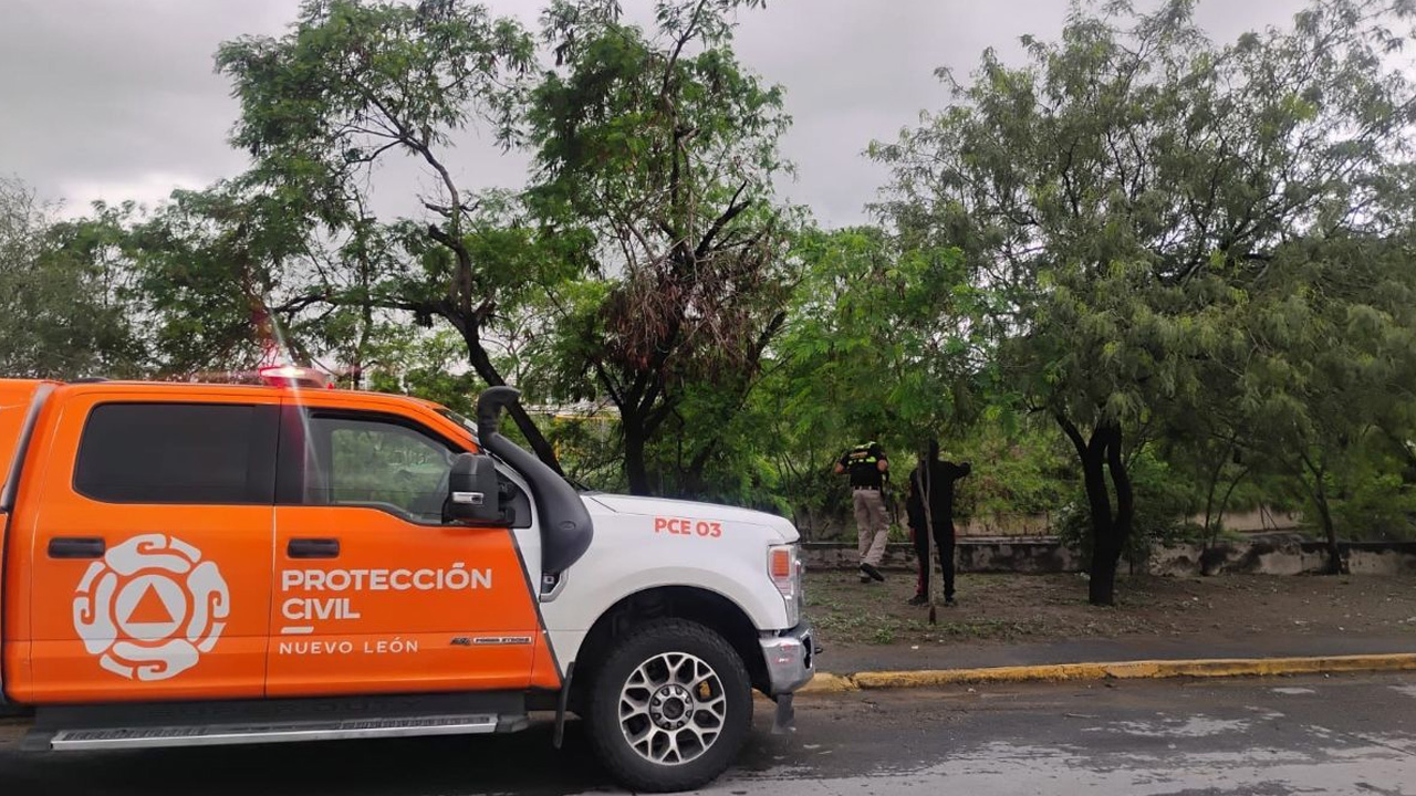 Buscan a persona arrastrada por la corriente en el arroyo Topo Chico. TD Fin de Semana Vespertino Monterrey, 17 de octubre de 2026
