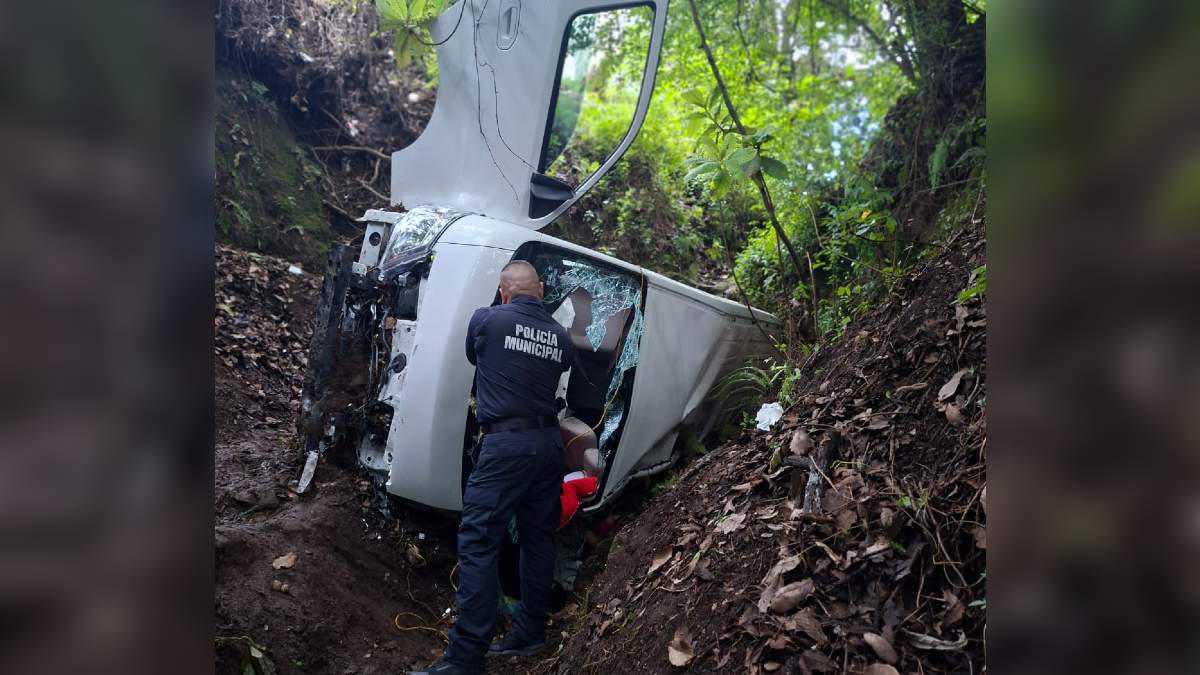 Camioneta se vuelca con peregrinos en Ocuilan; hay al menos 15 heridos y un muerto.