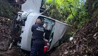 Camioneta se vuelca con peregrinos en Ocuilan; hay al menos 15 heridos y un muerto.