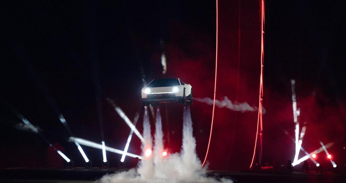La demostración en Texas incluyó maniobras aéreas y aterrizajes controlados del vehículo experimental. | Tesla X (Twitter)