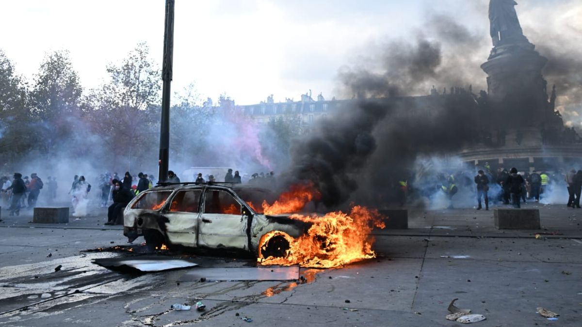 Enfrentamientos y fuego causaron daños en la Plaza de la República de París y en recintos históricos como el ayuntamiento de Limoges.