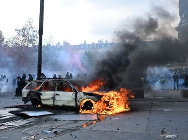 Enfrentamientos y fuego causaron daños en la Plaza de la República de París y en recintos históricos como el ayuntamiento de Limoges.
