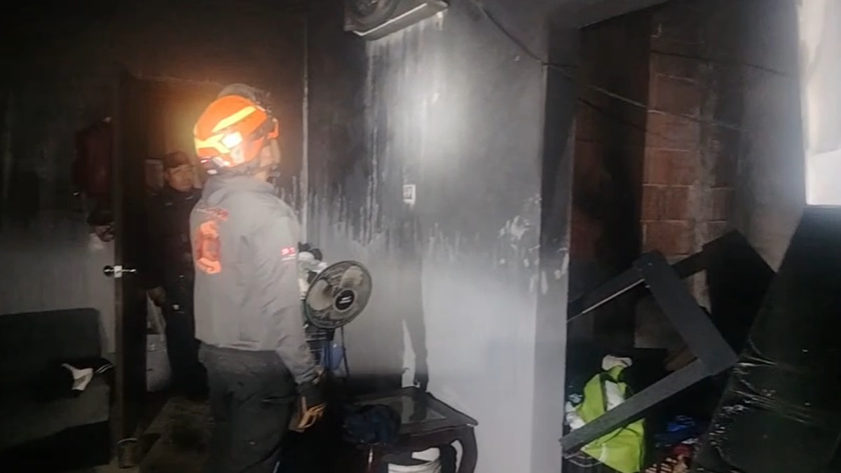 El fuego comenzó en el área del baño y se extendió a habitaciones aledañas.