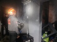 El fuego comenzó en el área del baño y se extendió a habitaciones aledañas.