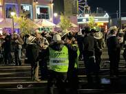 La grabación muestra a los trabajadores aprovechando unos minutos libres entre sus actividades del festival.