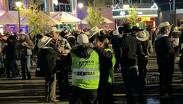 La grabación muestra a los trabajadores aprovechando unos minutos libres entre sus actividades del festival.