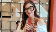 Con más de 50 ilustraciones anatómicas para colorear, De anatomía poética propone una experiencia de lectura diferente.