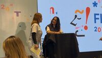La intérprete dedicó tiempo a sus admiradores durante una sesión de firma de libros, en la que autografió 150 ejemplares.