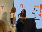 La intérprete dedicó tiempo a sus admiradores durante una sesión de firma de libros, en la que autografió 150 ejemplares.