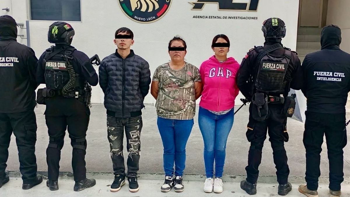 Dos jóvenes de 21 años y una mujer de 48 fueron detenidos en Hualahuises por su presunta relación con actividades delictivas.