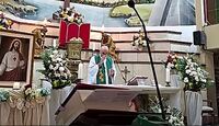 La cruz se desprendió cayendo sobre el área del altar.