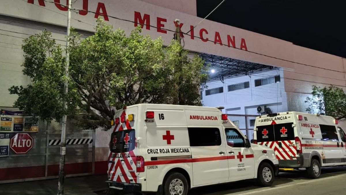 Paramédicos de la Cruz Roja acudieron al salón en la colonia Mayrán; la afectada de 26 años fue trasladada a un hospital por sus familiares.