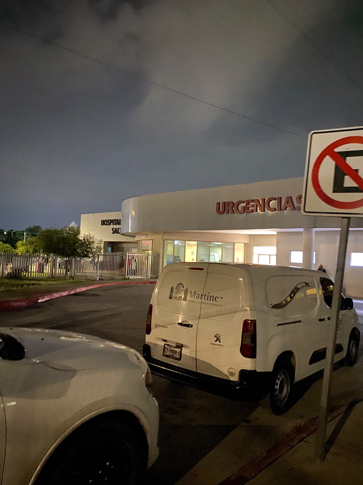 Los paramédicos de la Cruz Roja trasladaron al hombre al hospital tras brindarle atención de emergencia.