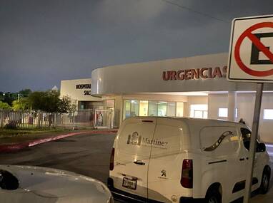 Los paramédicos de la Cruz Roja trasladaron al hombre al hospital tras brindarle atención de emergencia.