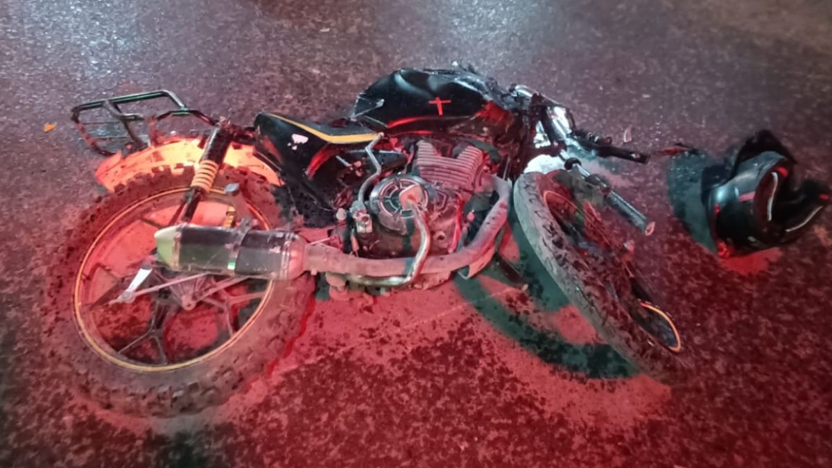 El percance ocurrió la noche del sábado 17 de octubre en la zona centro, cuando la motocicleta impactó el costado izquierdo del vehículo.