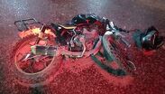 El percance ocurrió la noche del sábado 17 de octubre en la zona centro, cuando la motocicleta impactó el costado izquierdo del vehículo.