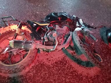 El percance ocurrió la noche del sábado 17 de octubre en la zona centro, cuando la motocicleta impactó el costado izquierdo del vehículo.