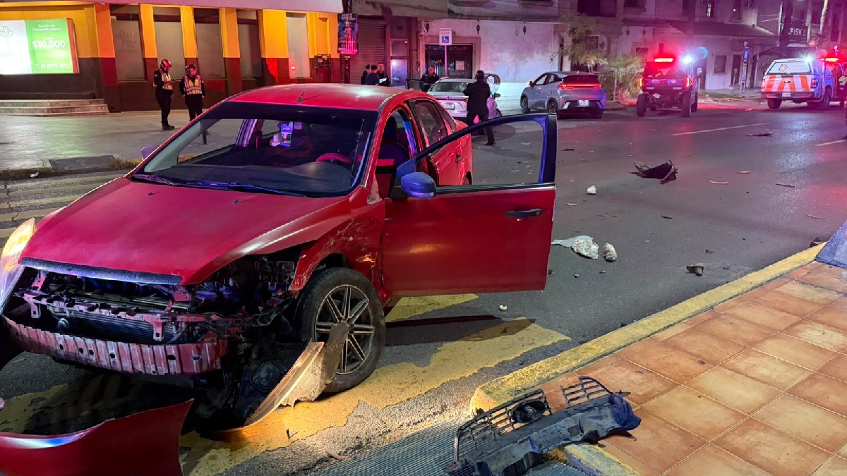 En el percance participaron un automóvil Toyota en color plateado y un Ford Focus.