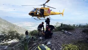 Personal de auxilio coordinó las maniobras en las zonas altas de la montaña.