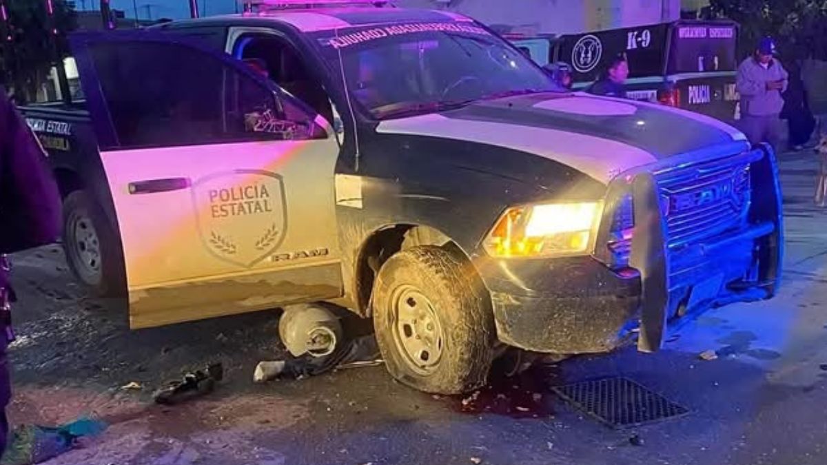 Personal de la Fiscalía acordonó la zona tras el accidente de la unidad 6628 de la Policía Estatal; el cuerpo fue trasladado al Semefo.