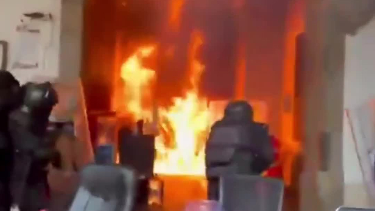 Protesta en Guadalajara termina en llamas y detenidos