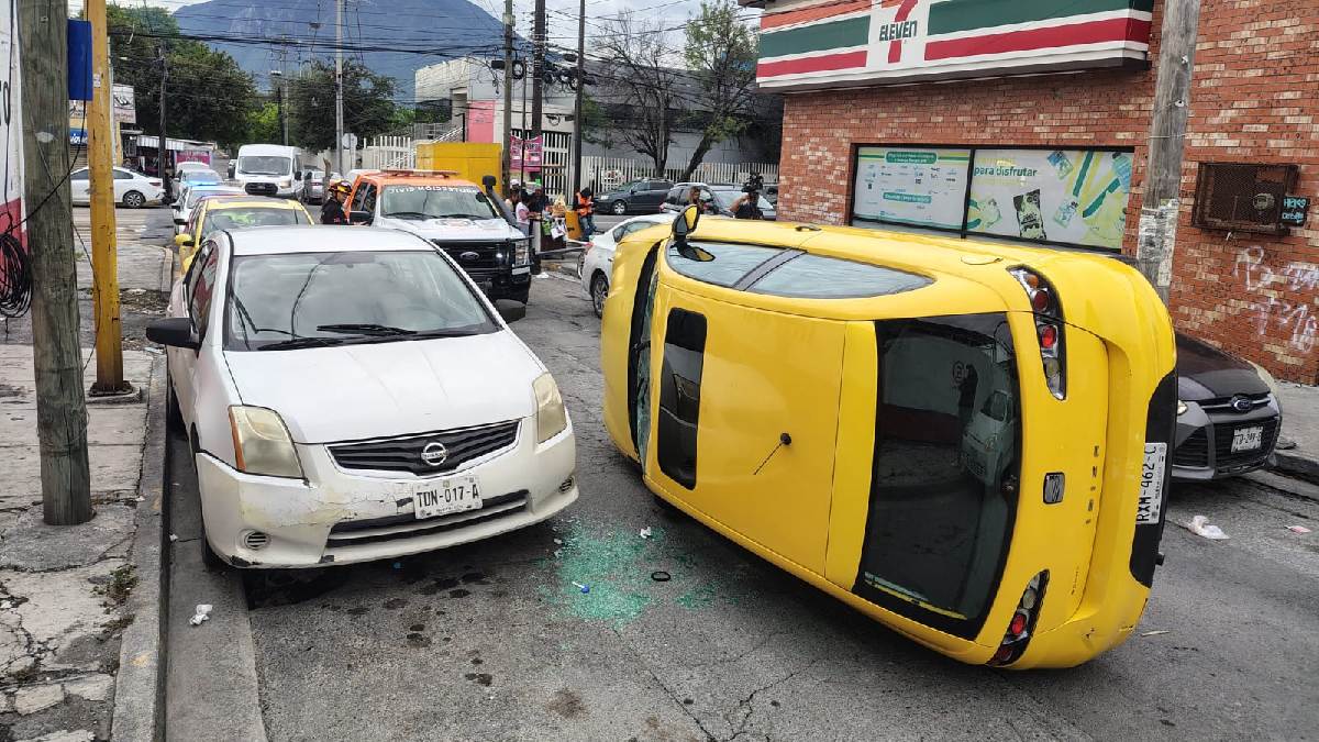 Hasta el sitio acudieron cuerpos de rescate quienes valoraron el conductor.