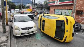 Hasta el sitio acudieron cuerpos de rescate quienes valoraron el conductor.