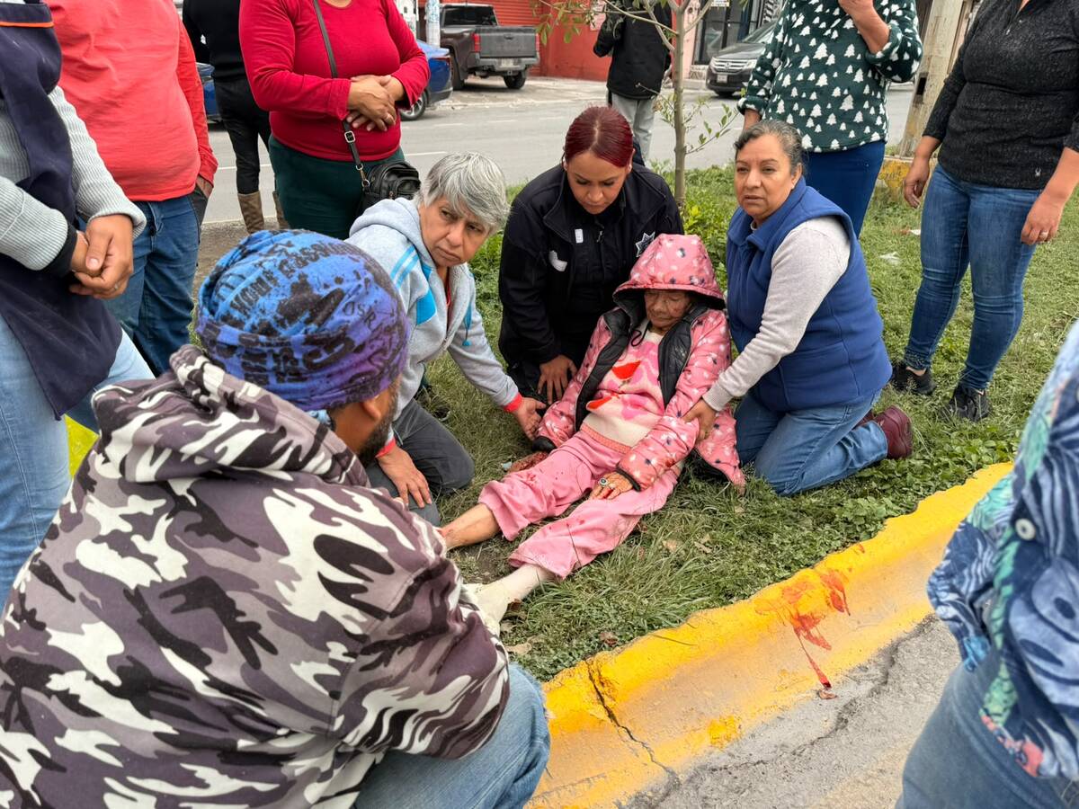 Testigos y comerciantes de la zona auxiliaron a la mujer mientras llegaban los cuerpos de emergencia.