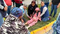 Testigos y comerciantes de la zona auxiliaron a la mujer mientras llegaban los cuerpos de emergencia.